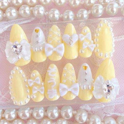 nail inspiration🤩 Cute Yellow Nails, Pastel Yellow Nails, Yellow Nail Designs, Nail Making, Blossom Bubbles And Buttercup, Bride Vibes, Bella Nails, Set Nails, Yellow Nail Art