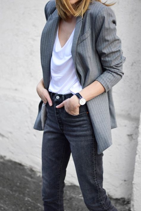 striped blazer and levi's 501 skinny jeans, katiquette Pinstripe Blazer Outfit, White Shirt Black Jeans, Striped Blazer Outfit, Orange Blazer Outfits, Grey Blazer Outfit, Moda Casual Chic, Blazer Outfits Casual, Blazer Outfits For Women, Blazer Casual