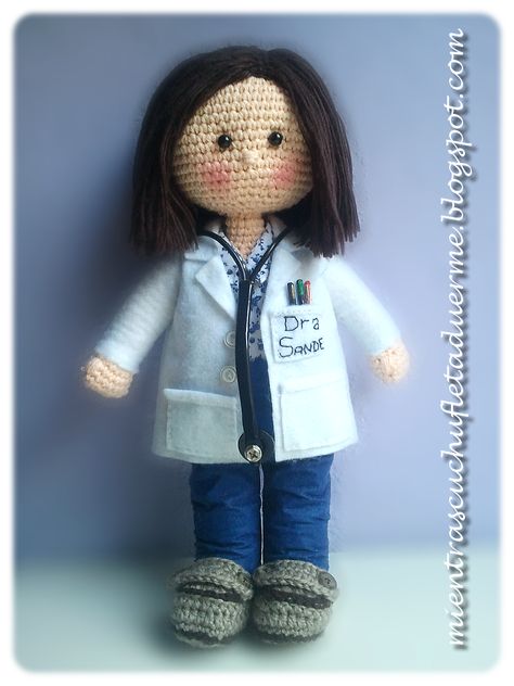 Mientras Cuchufleta Duerme: UNA DOCTORA A CROCHET Adorable Plushies, Amigurumi Animals, Crochet Stars, Patterns Ideas, Crochet Collar, Knitted Dolls, Crochet Videos, Learn To Crochet, Crochet Dolls