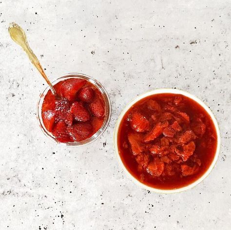 Homemade strawberry compote, also known as strawberry topping or sauce, is an easy recipe made in only 15 minutes! Enjoy this sauce on top of waffles, pancakes, ice cream, cake, and so much more! this Peach Compote, Compote Recipe, Strawberry Compote, Strawberry Topping, Curd Recipe, Fruit Preserves, Strawberry Sauce, Strawberry Smoothie, Easy Smoothies