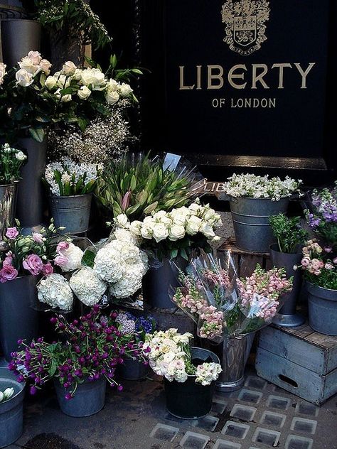 X Flower Store, Florist Shop, Colorful Roses, Floral Shop, Flower Display, Liberty Of London, Arte Floral, Flower Market, Beautiful Blooms