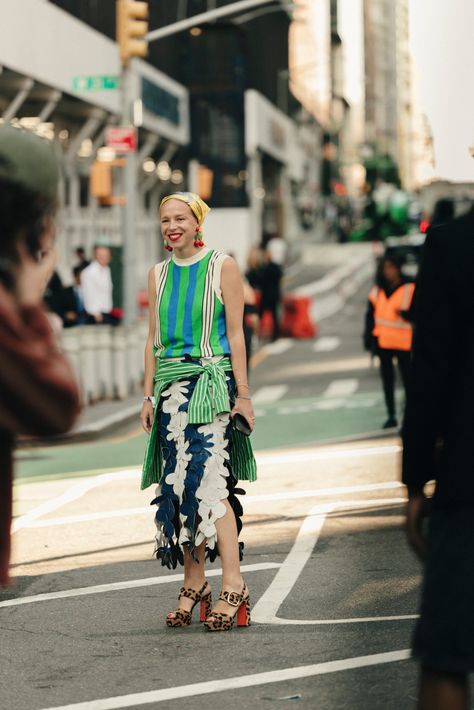 Street style at New York Fashion Week Spring 2025 Fashion Week 2024, Street Style Spring, New York Fashion Week Street Style, Street Style Photos, Spring Street Style, Style Spring, Best Street Style, Street Look, Fashion Week Street Style