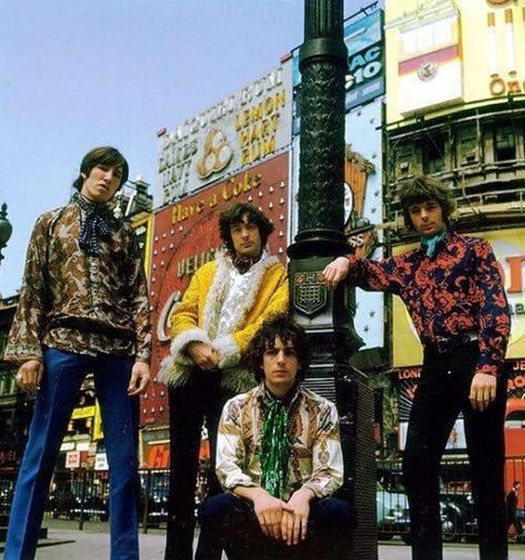 Pink Floyd, 1960s. 60s Psychadelic Art, Pink Floyd 70s, Pink Floyd Fashion, 70s Rockstar, Rick Wakeman, Pink Floyd Art, Syd Barrett, Comfortably Numb, Richard Williams