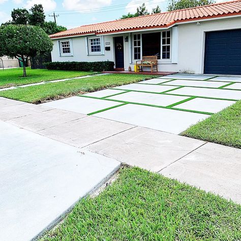 Concrete Turf Driveway, Driveway Concrete, Concrete Backyard, Courtyard Ideas, Driveway Ideas, Cement Design, Backyard Area, Driveway Design, Concrete Pad