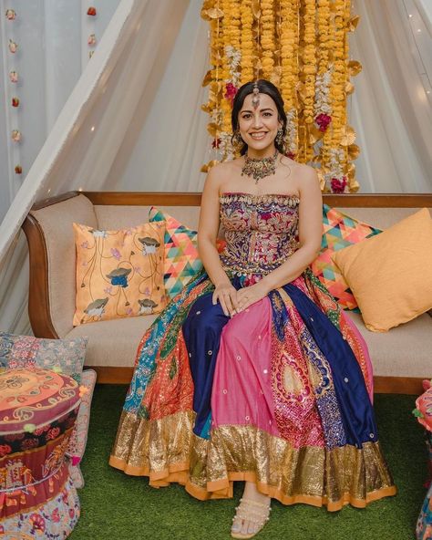 This beautiful bride captured our admiration with her vibrant lehenga adorned with seashell embellishments! Her multicolored attire truly stands out and adds a unique touch to her wedding ensemble. The intricate seashell details enhance the overall design, making it a stunning choice for her special day. We were instantly captivated by the combination of colors and textures, which create a mesmerizing look. Mehendi Looks For Bride, Mehandi Outfits Brides, Mehendi Bridal Outfit, Mehendi Ceremony Outfits, Mehendi Outfits For Bride, Sangeet Look, Mehandi Outfits, Latest Bridal Lehenga Designs, Mehndi Outfit