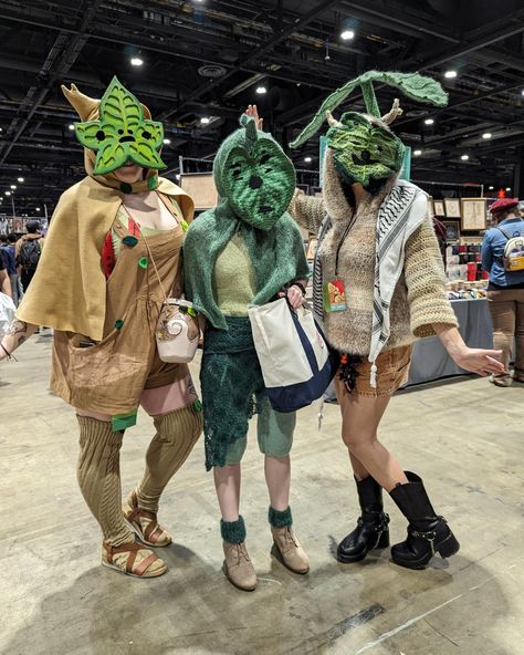 Koroks today with @alexiscrafting who let me borrow their spare mask because I lost mine 😥 First day of c2e2 has been pretty fun so far! I did go home midday to take a break to rest because I think my meds mixing from the ones I took for the airport got me good. (Also hoping to tag this lovely korok who came up to us and gave us seeds 💕) #koroks #loz #legendofzelda #cosplaying #c2e2 #crocheter #crochetersofinstagram #crochetcosplay #cosplay #cosplaying #yarncosplay #korokcosplay Echoes Of Wisdom Cosplay, Korok Seed Costume, Hestu Korok Costume, Korok Costume Diy, Korok Mask Diy, Korok Costume, Totk Cosplay, Legend Of Zelda Halloween, Korok Mask