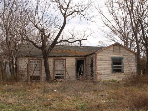 Midwest Emo, Small Town America, Building Signs, Spooky Places, Abandoned House, American Gothic, Southern Gothic, Abandoned Houses, Ghost Towns