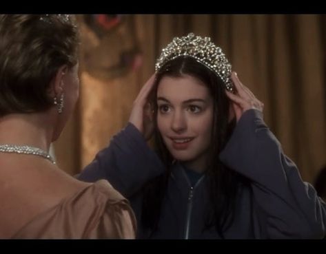 What The Movie 'Princess Diaries' Taught Me About Life As A Woman #princessdiaries #princess #woman #women #selfcare #selflove #confidence #mizzou #odyssey Princess Diaries 1, Female Movie Characters, Mia Thermopolis, Princes Diaries, Princess Diaries 2, Diary Movie, Iconic Outfits, Movie Moments, Princess Diaries