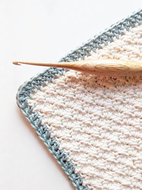 A crochet swatch with a double crochet border. Easy Crochet Borders, Crochet Baby Blanket Borders, Crochet Picot Edging, Crochet Baby Blanket Edging, Crochet Edging Patterns Free, Crochet Blanket Border, Crochet Scarf Easy, Crochet Border, Stitch Blanket