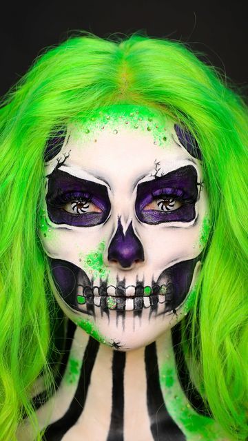 Sophie Hannah on Instagram: "BEETLEJUICE SKULL ☠️ ⁣ ⁣ Look ib: Mcdrew⁣ Video ib: @alexabeautyy ⁣ ⁣ Face & Body Paint @mehronmakeup ⁣ Wig @zee.elle ⁣ Contact Lenses @crazylensesnow ⁣ #sophiehannah #halloween2021 #skullmakeup #beetlejuice #beetlejuicemakeup #halloweenskull #makeuptutorial #neonmakeup #sophiehannahween" Beautiful Halloween Makeup, Beetlejuice Makeup, Goth Eye Makeup, Creative Halloween Makeup, Holloween Makeup, Cute Halloween Makeup, Halloween Makeup Diy, Skeleton Makeup, Face Art Makeup