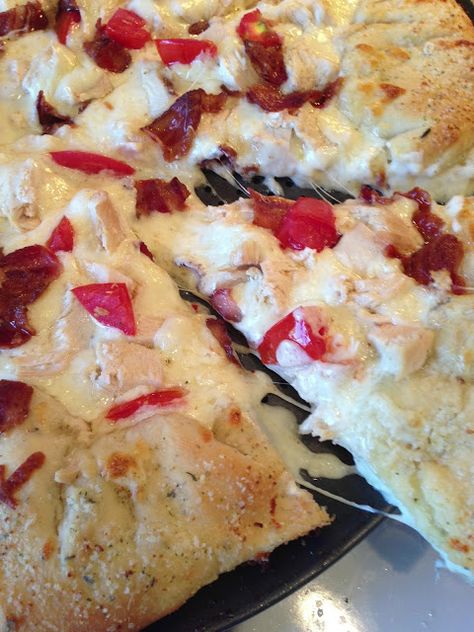 CHICKEN BACON TOMATO ALFREDO PIZZA. best pizza of my entire life. Worth every minute of prep work:) Chicken Bacon Artichoke, Chicken Bacon Tomato, Artichoke Pizza, Alfredo Pizza, Bacon Pizza, Bacon Tomato, Pizza Ingredients, Cream Cheese Chicken, Best Pizza