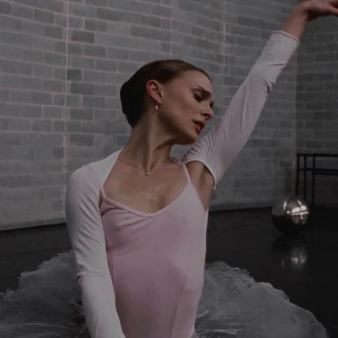 Sullen Girl, Natalie Portman Black Swan, Black Swan Movie, Black Swan 2010, Girl Interrupted, Swan Queen, White Swan, Blogger Girl, Natalie Portman