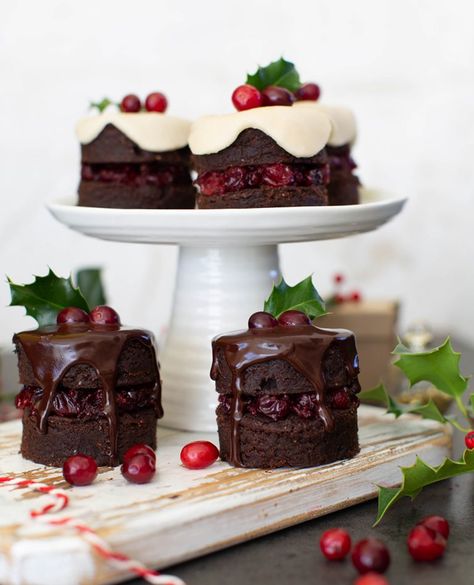 45 best vegan Christmas recipes for your vegan Christmas dinner Chocolate Fruit Cake, Mini Christmas Cakes, Vegan Christmas Dinner, Almond Fruit, Vegan Christmas Recipes, Fruit Cake Christmas, Fruit Cakes, Vegan Candies, Tart Dessert