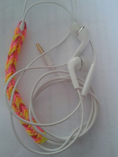 Fun earphones with loom bands made by my son Ryan Lampe Rainbow Loom Bracelets Easy, Loom Designs, Loom Charms, Rainbow Loom Charms, Loom Band, Rainbow Band, Bracelets Easy, Rainbow Loom Bracelets, Loom Bands