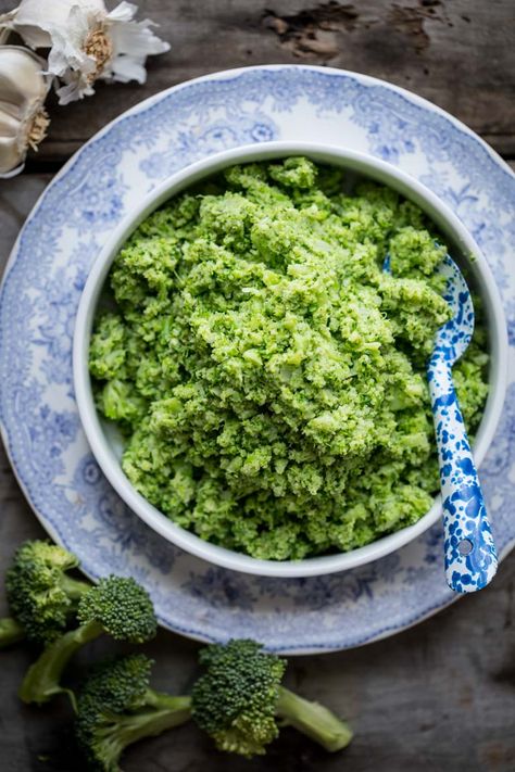 Garlic Mashed Broccoli, a easy vegan side dish. #vegan #glutenfree #lowcarb #broccoli Mashed Broccoli, Smashed Broccoli, Broccoli Puree, Vegan Recipes Broccoli, Healty Dinner, Gluten Free Sides, Vegan Side Dishes, Garlic Mashed, Healthy Meal Delivery Service