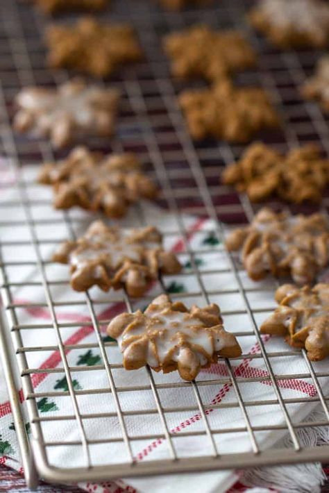 Iced Gingerbread, Spritz Cookie Recipe, Wholesome Meals, Recipes For The Whole Family, Ginger Molasses Cookies, Seasonal Cooking, Spritz Cookies, Big Cookie, Homemade Sweets