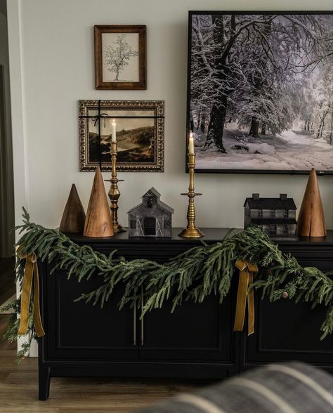 Minimal Christmas Outdoor Decor, Quiet Luxury Christmas, Christmas Living Room Coffee Table Decor, Black And Cream Christmas Decor, Christmas Black Decor, Christmas Decor Ideas Woodland, Modern Moody Christmas Tree, Black And Brass Christmas, Black Christmas Theme