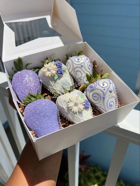 Lavender Strawberries, Chocolate Coverd Strawberries, Decorated Strawberries, Floral Treats, Chocolate Strawberries Bouquet, White Chocolate Covered Strawberries, Strawberry Ideas, Chocolate Covered Desserts, Purple Strawberry