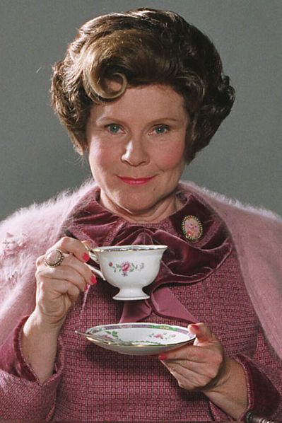 Dolores Umbridge - Harry Potter Wiki Delores Umbridge, Harry Potter Feast, Dolores Umbridge, Imelda Staunton, Alex Rider, Harry Potter Food, Festa Harry Potter, Hallowen Costume, Harry Potter Halloween