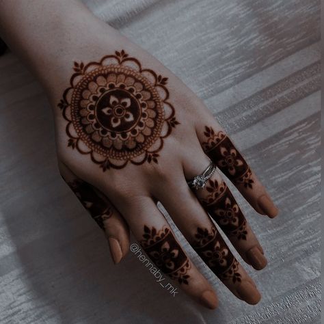 Bunch Mehndi, Mehndi Designs 2023, Favor Quotes, Simple Henna Designs Hand, Kashee's Mehndi Designs, Pakistani Aesthetic, Tato Henna, Henna Art Designs, Rose Mehndi Designs