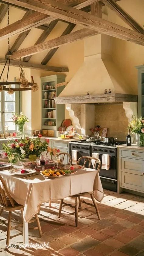 French Country Side Interior Design, Southern France Interior Design, Provence Style Kitchen, French Cottage Kitchens Inspiration, French Country House Interior, French Countryside Kitchen, Provencal Kitchen, French Cottage Interior, French Country Cottage Kitchen