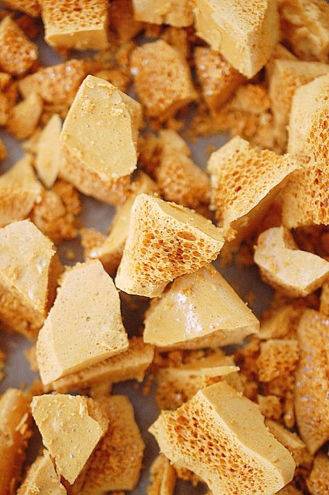 Diy Honeycomb Candy, Treats Made With Honey, Honeycomb Recipe With Honey, Honeycomb Candy Recipe, Honey Candy Recipe, Honey Treats, Garnishing Ideas, Homemade Honeycomb, Honey Crunch