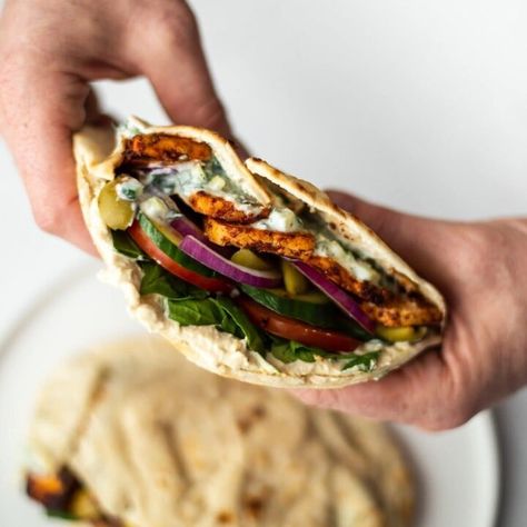 Greek Tofu Pitas with Vegan Tzatziki Vegetarian Pita Recipes, Vegan Pita Wrap, Pita Wraps Vegetarian, Tofu Gyro Recipe, Vegan Pita Pocket Recipes, Tofu Pita Pocket, Greek Tofu Marinade, Vegan Pita Sandwich Recipes, Tofu Gyros