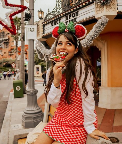 Disney Christmas Photoshoot, Disney Christmas Photo Ideas, Disney Christmas Photos, Walt Disney World Christmas Outfits, Disneyland Christmas Photo Ideas, Disneyland Outfits Winter Christmas, Christmas Time Disneyland Outfits, Disney Fits Christmas, Dcp Outfits