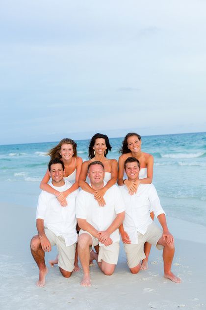 Group Photos At Beach, Group Photo Beach Ideas, Beach Group Photo Ideas Friends, Family Group Photoshoot Ideas, Group Beach Poses, Beach Photoshoot Friends Group Photos, Beach Group Photo, Beach Group Photo Ideas, Group Beach Pictures Friends