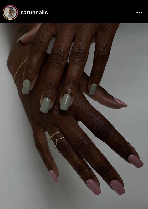 Nail Colours On Dark Skin, Solid Fall Color Nails, Elegant Nails For Dark Skin, Plain Gel Nails Short, Alternating Nail Color, Square Nails Solid Color, Short Nails Dark Skin, Short Nails Dark, Dark Skin Manicure