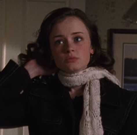 Rory Gilmore Crochet, Rory Gilmore Scarf, Rory Gilmore Coat, Blue Scarf Outfit, Rory Gilmore Icon, Gilmore Rory, Light Blue Scarf, Alexis Bledel, Scarf Outfit