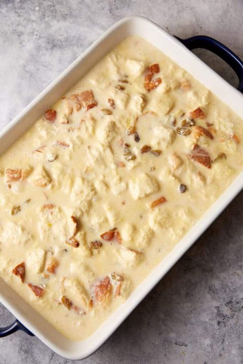 A Truly Classic Bread Pudding With Vanilla Sauce - Easy Southern Desserts Bread Pudding With Heavy Cream, Creamy Bread Pudding, Thanksgiving Bites, Southern Bread Pudding Recipe, Southern Bread Pudding, Bread Pudding Sauce, Bread Pudding With Vanilla Sauce, Classic Bread Pudding, Best Bread Pudding Recipe