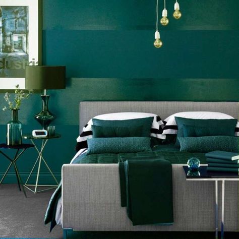 Emerald green bedroom - stripes of different finishes (matte vs gloss) Emerald Green Bedrooms, Hotel Style Bedroom, Cheap Living Room Sets, Teenager Bedroom Boy, Green Walls, Living Room Green, Blue Rooms, Hotel Style, Bedroom Green