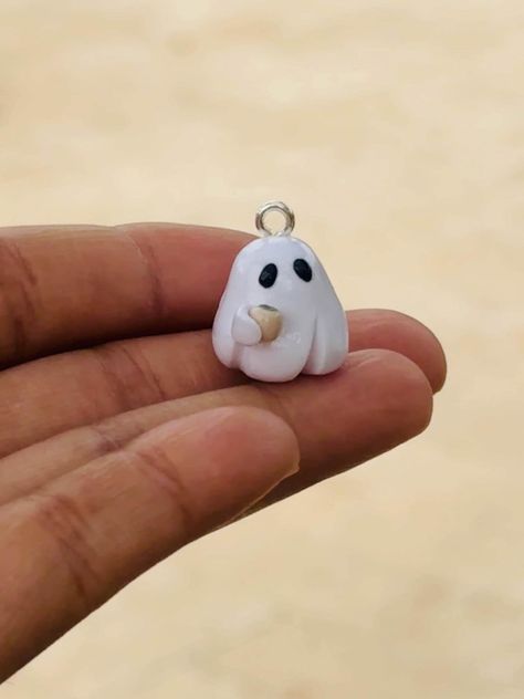 Meet Your New Spooky Sidekick~! This adorable matcha holding ghost keychain is ready to add a touch of magic and spookiness to your daily adventures. Handcrafted with love from polymer clay, each ghost is uniquely designed to bring a smile to your face and a sprinkle of Halloween fun to your keys, bag, or wherever you choose to hang it! Choose Your Keychain Style: Pick from three keychain styles, each arriving in a surprise random color: * Lobster Clasp * Phone Strap * Keyring Loop Please keep i Polymer Clay Crafts For Beginners Easy, Airclay Ideas, Polymer Keychain, Ghost Polymer Clay, Clay Trinkets, Polymer Clay Ghost, Keychain Halloween, Clay Ghost, Ghost Keychain