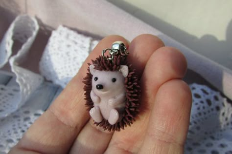 Hedgehog Clay Sculpture, Fimo Hedgehog, Polymer Clay Hedgehog, Clay Hedgehog, Hedgehog Figurine, Hedgehog Necklace, Clay Things To Make, Polymer Clay Kunst, Pakistani Bridal Jewelry