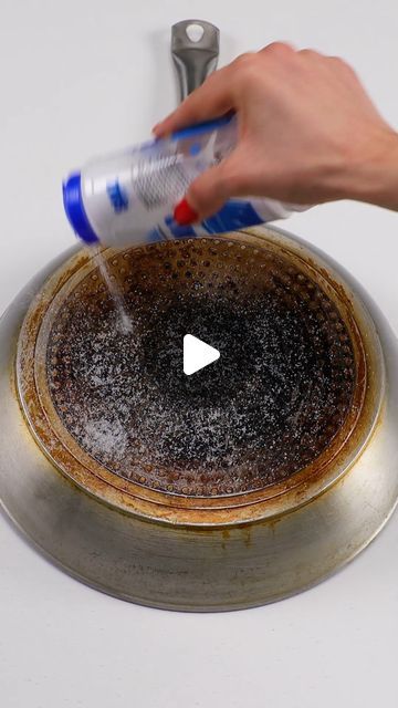 Baked On Grease Remover, Baked On Grease Off Pans, Clean Baked On Grease From Pans, How To Clean Grease Off Pans, Pan Cleaning Hacks, How To Clean Pans, Clean Supplies, Cleaning Pans, Grease Remover