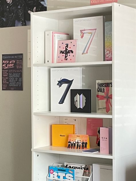 Kpop Album Shelf Aesthetic, Bts Album Shelf, Shelf Bedroom Aesthetic, Kpop Album Display, Merch Shelf, Albums Shelf, Habitacion Aesthetic, Room Recor, Album Shelf