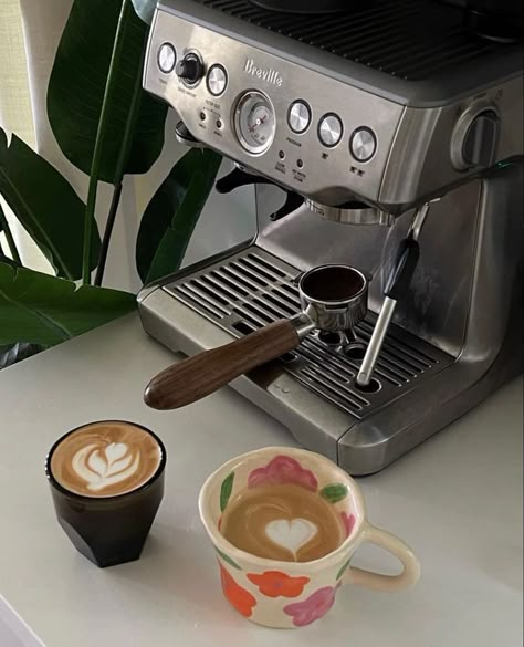 Breville Barista Express, Coffee Obsession, Coffee Corner, But First Coffee, Coffee Cafe, Food App, Coffee Love, Coffee Addict, Food Waste