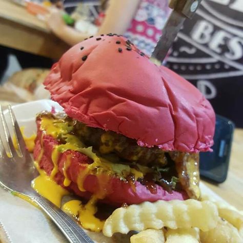 Pink Burger, Extreme Food, Cheeseburger Recipe, Big Burgers, Pink Stuff, Hamburger Buns, Burger Recipes, Yummy Foods, Burger King