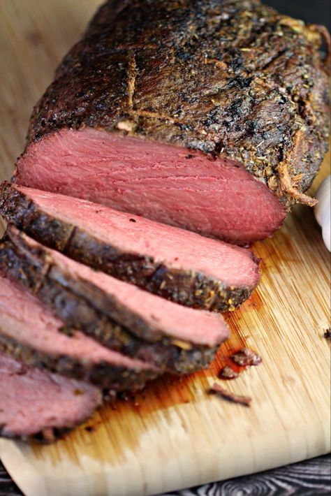 Cook a perfect sirloin tip roast with this recipe each and every time. Juicy, full of flavour and cooked to perfection, you can't go wrong with an herb crusted roast like this! Sirloin Roast Recipes, Beef Sirloin Tip Roast, Tip Roast, Sirloin Roast, Sirloin Tip Roast, Sirloin Tips, Sous Vide Recipes, Roast Beef Recipes, Eat Beef