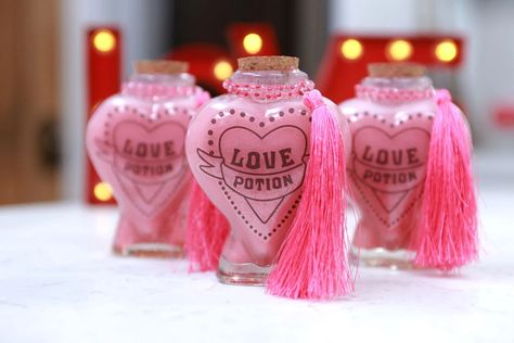 Harry Potter Sleepover Ideas, Diy Love Potion, Harry Potter Love Potion, Harry Potter Sleepover, Harry Potter Valentines, Nerdy Nummies, Harry Potter Potions, Harry Potter Food, Festa Harry Potter