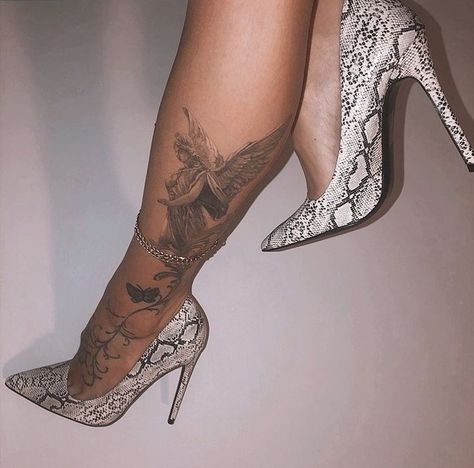 Leg Tattoo Placements, Chicanas Tattoo, Foot Tattoos For Women, Black Girls With Tattoos, Mode Tips, 4 Tattoo, Spine Tattoos For Women, Tattoos For Black Skin, Red Ink Tattoos