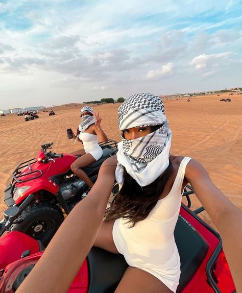 Dubai Desert Pictures Ideas, Dubai Picture Ideas, Dubai Instagram Pictures, Cute Christmas Pattern, Dubai Outfits, Marrakech Travel, Dubai Holidays, Dubai Vacation, Friend Vacation