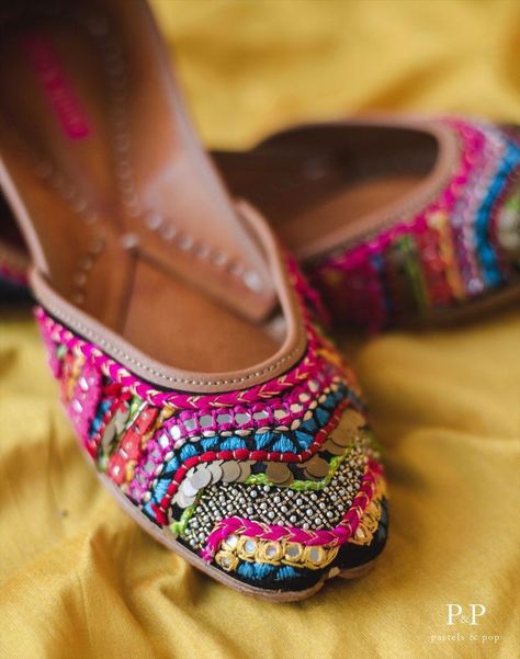 Colorful Punjabi Jutti ❤ Jutis Punjabi, Embroidery Boho, Indian Shoes, Boho Shoes, Punjabi Jutti, Summer 19, Embroidery Shoes, All About Shoes, Budget Fashion