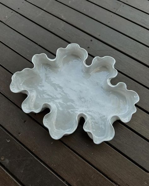 Handmade Ceramics by Michelle Morton on Instagram: "Commission for a lovely client 🤍  On Ice Oyster Platter 🦪  The client wanted an oval shape, but with accentuated curves. A textured white clay body with a gloss white glaze 🤍   I am in love with the end results, as is the client. The best part is I made a backup for this one, so have another very similar to this one. Definitely torn between listing the backup on my upcoming website, or keeping it for myself. 🪸  #oysterplatter #clayart #coralsculpture #oysterplate #uniqueceramics #handmadeceramics" Ceramic Oyster Plates, Clay Dish Ideas, Oyster Platter, Coral Sculpture, Oyster Plates, Pottery Handbuilding, Ceramic Platters, Ceramics Ideas, Ceramic Ideas