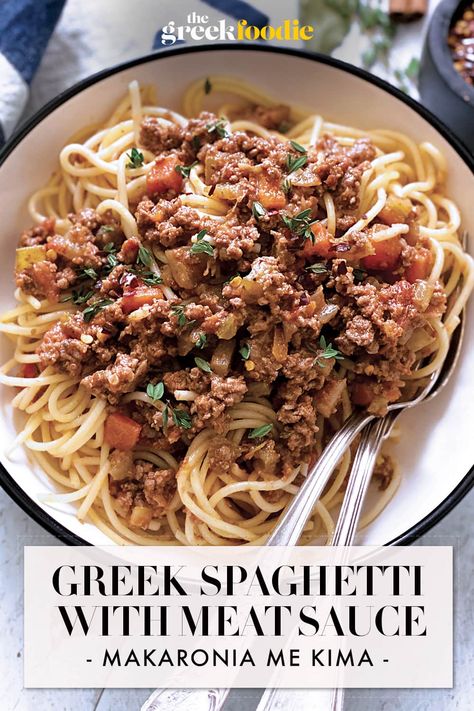 Greek Spaghetti With Meat Sauce - Makaronia me Kima Greek Noodles Pasta, Greek Spaghetti, Baked Pasta Casserole, Spaghetti With Meat Sauce, Spaghetti With Meat, Bolognese Pasta, Tagliatelle Pasta, Best Pasta Dishes, Beef Ragu