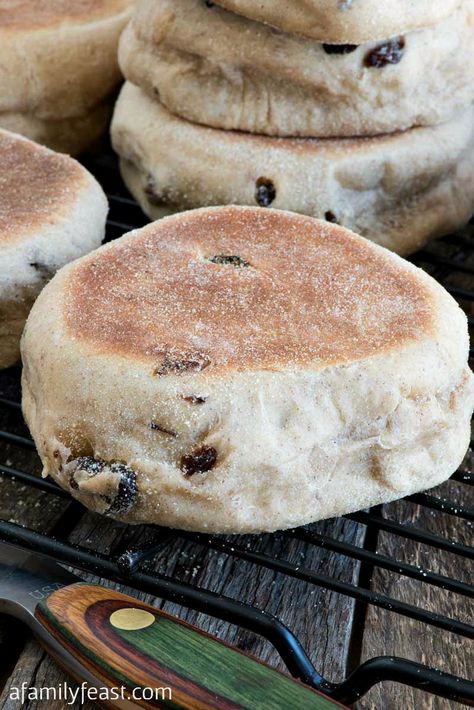 Cinnamon Raisin English Muffins Recipe, Sourdough Cinnamon Raisin English Muffins, Banana Bread Recipe Starbucks, Banana Cake Mix Recipes, Banana Bread Recipe No Eggs, Cinnamon Raisin English Muffins, Brownies Banana, English Crumpets, Banana Bread Recipe Easy Moist