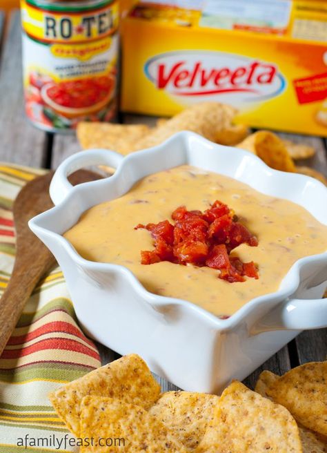 Queso Dip Velveeta, Cheesy Appetizers, Velveeta Rotel, Velveeta Recipes, Queso Dip Recipe, Queso Dip Recipes, Banana Peppers, Hot Appetizers, Easy Dinner Recipes Crockpot