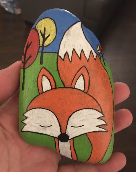 Fox painted rock Painting Fox Easy, Animal Painted Rocks Easy, Paint Fox Easy, Acrylic Fox Painting Easy, Fox Painted Rock, Rock Painting Tutorial, Fox Painting, Painted Rock Animals, Mandala Painted Rocks