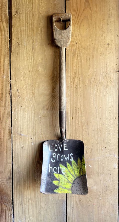 Painting On Old Shovels, Shovel Painting Ideas, Painting On Shovels, Old Shovels Repurposed, Shovel Crafts Diy, Old Shovels Ideas Yard Art, Painted Shovels, Painted Shovels Ideas, Shovel Decor